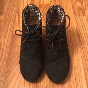 Toms wedge black booties
